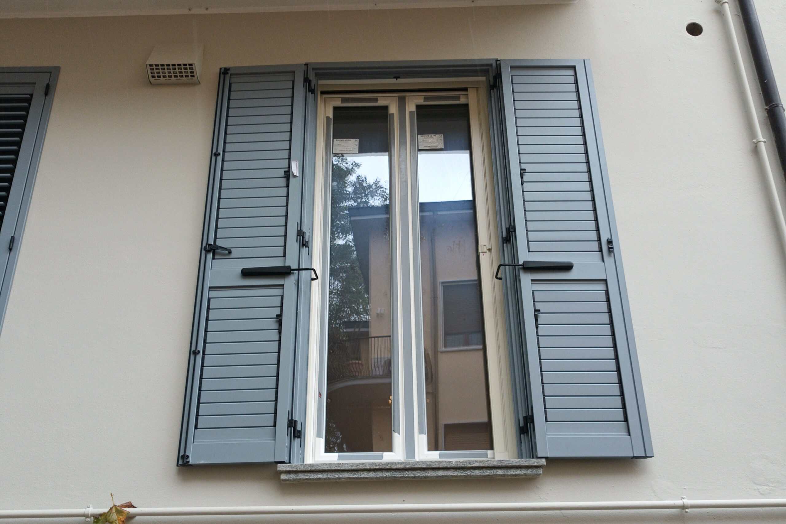 Montaggio antoni per finestre a Lodi – Installazione di antoni in legno e metallo per una protezione e isolamento ottimali a Lodi.